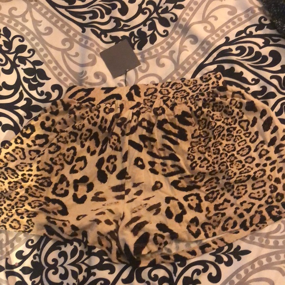 Asos petite Animal print shorts - Picture 2 of 2
